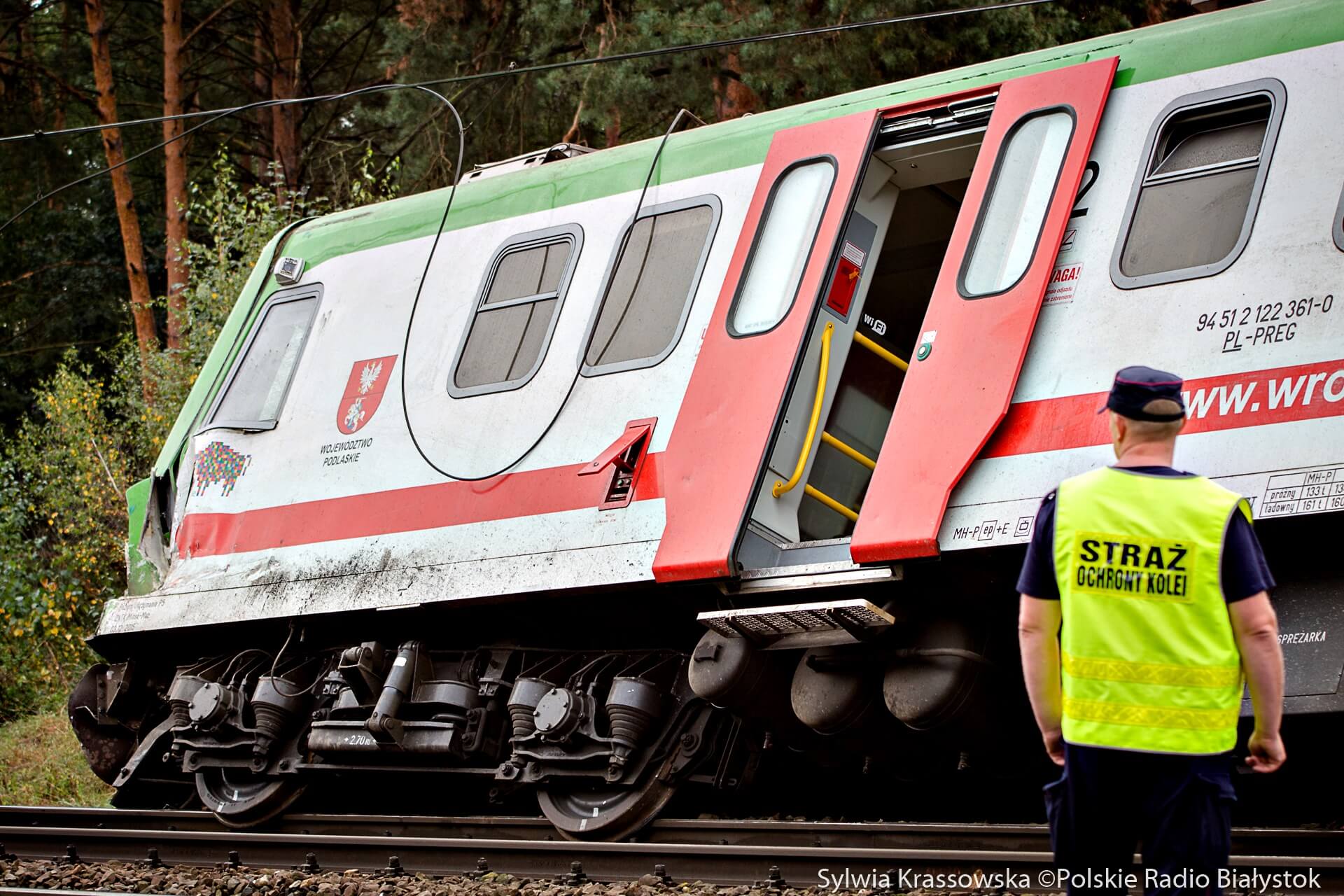 Wykolejony wagon po wypadku pociągu na trasie Szepietowo - Białystok