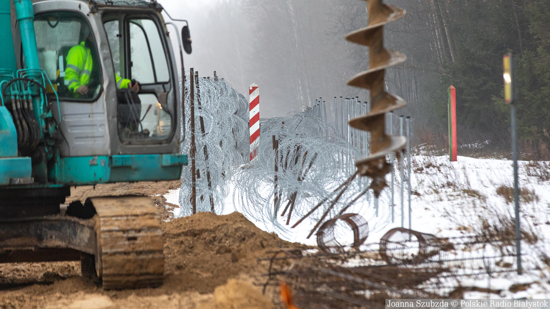 Trwa budowa zapory na granicy polsko-białoruskiej [zdjęcia, wideo]