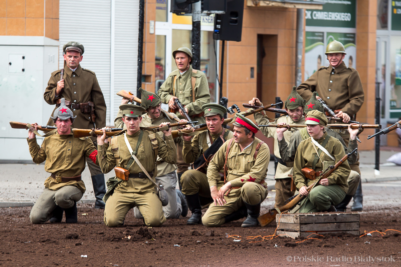 Setki uczestników, wybuchy i zabytkowy samolot - wielka rekonstrukcja potyczki z bitwy o Białystok