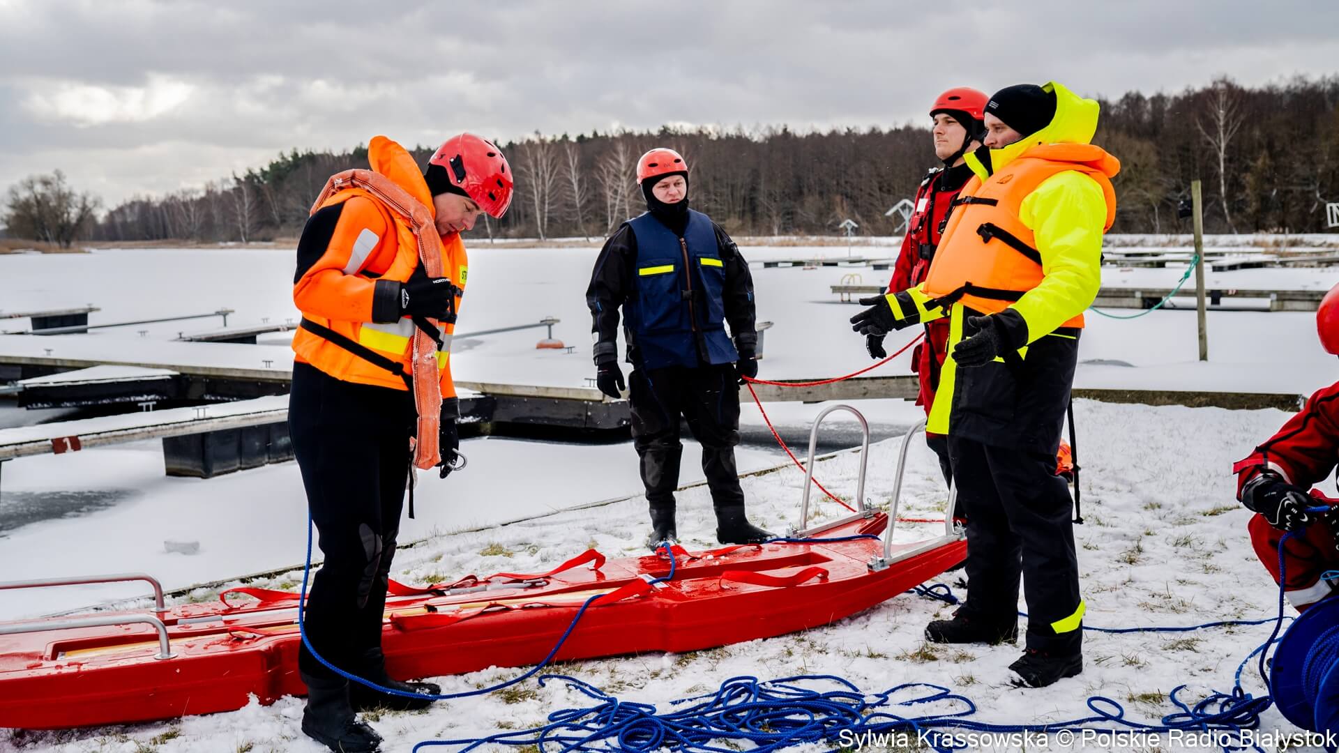 Strażacy i policjanci ćwiczyli umiejętności z zakresu ratownictwa lodowego [zdjęcia, wideo]