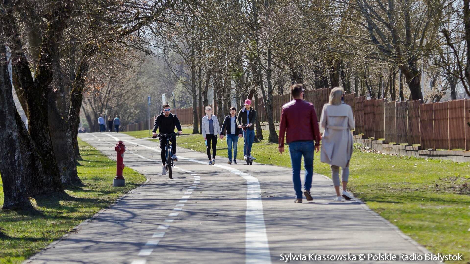 Nie trzeba już nosić maseczek na świeżym powietrzu
