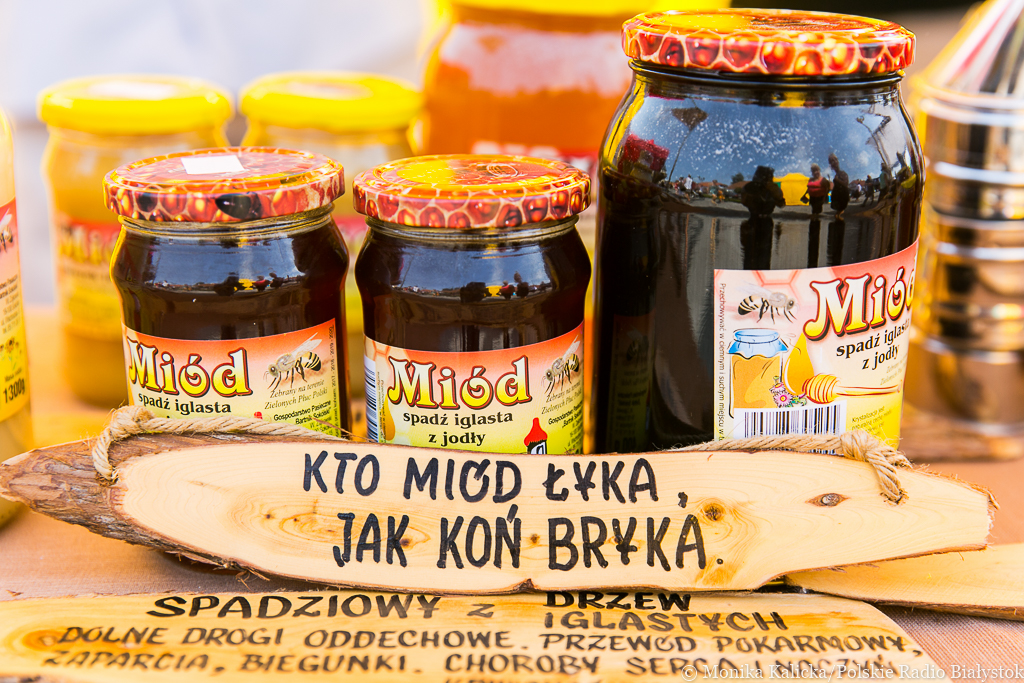 Tradycyjne produkty i występy zespołów – Biesiada Miodowa w Tykocinie