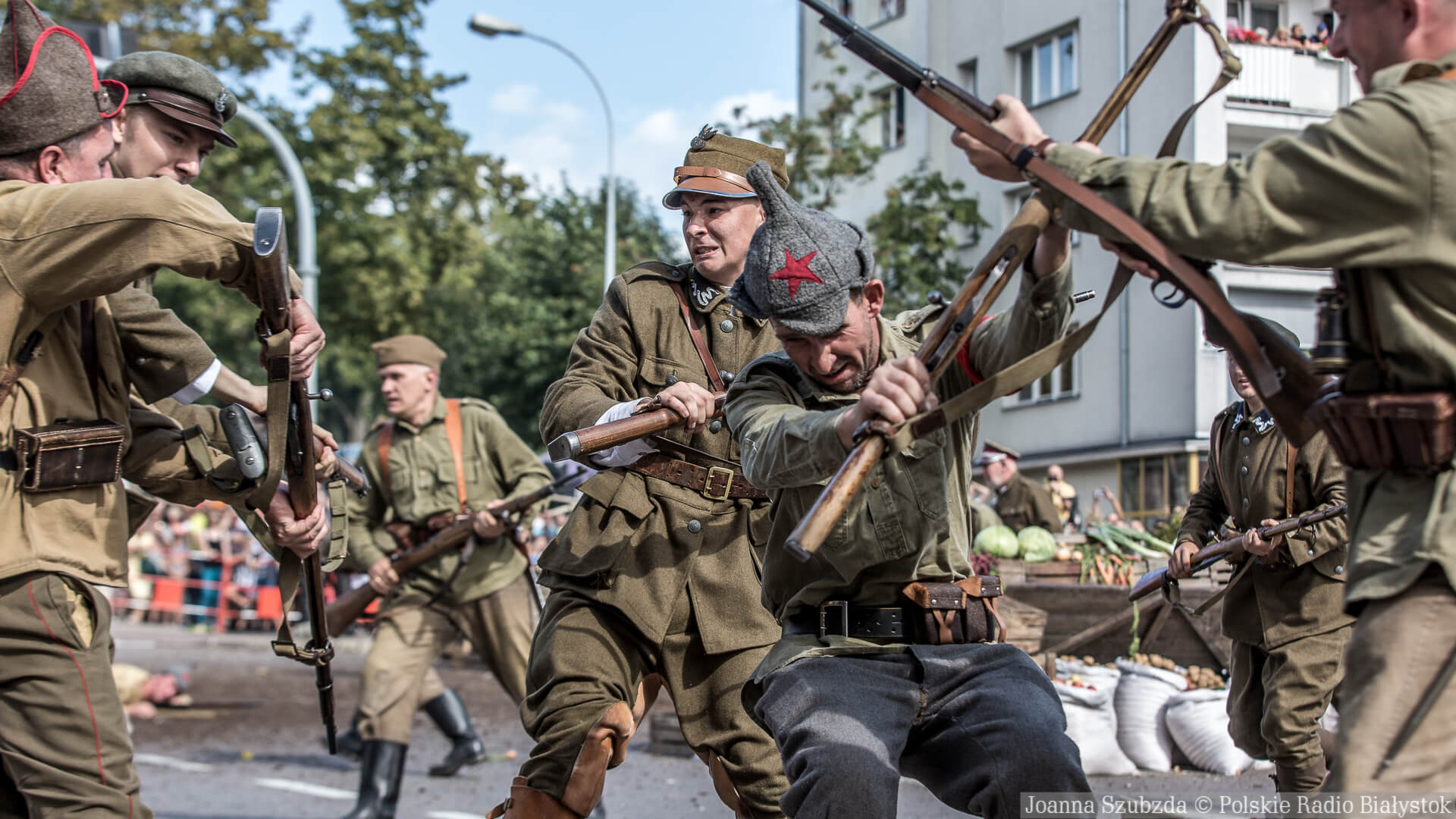 Uczestnicy w strojach z epoki, pirotechnika i sprzęt militarny. W niedzielę rekonstrukcja Bitwy Białostockiej