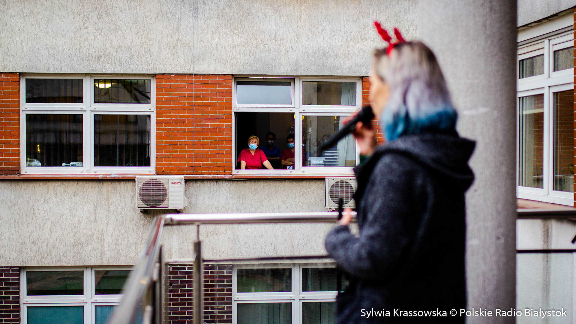 Koncert dla chorych na koronawirusa przed szpitalem MSWiA w Białymstoku [zdjęcia]