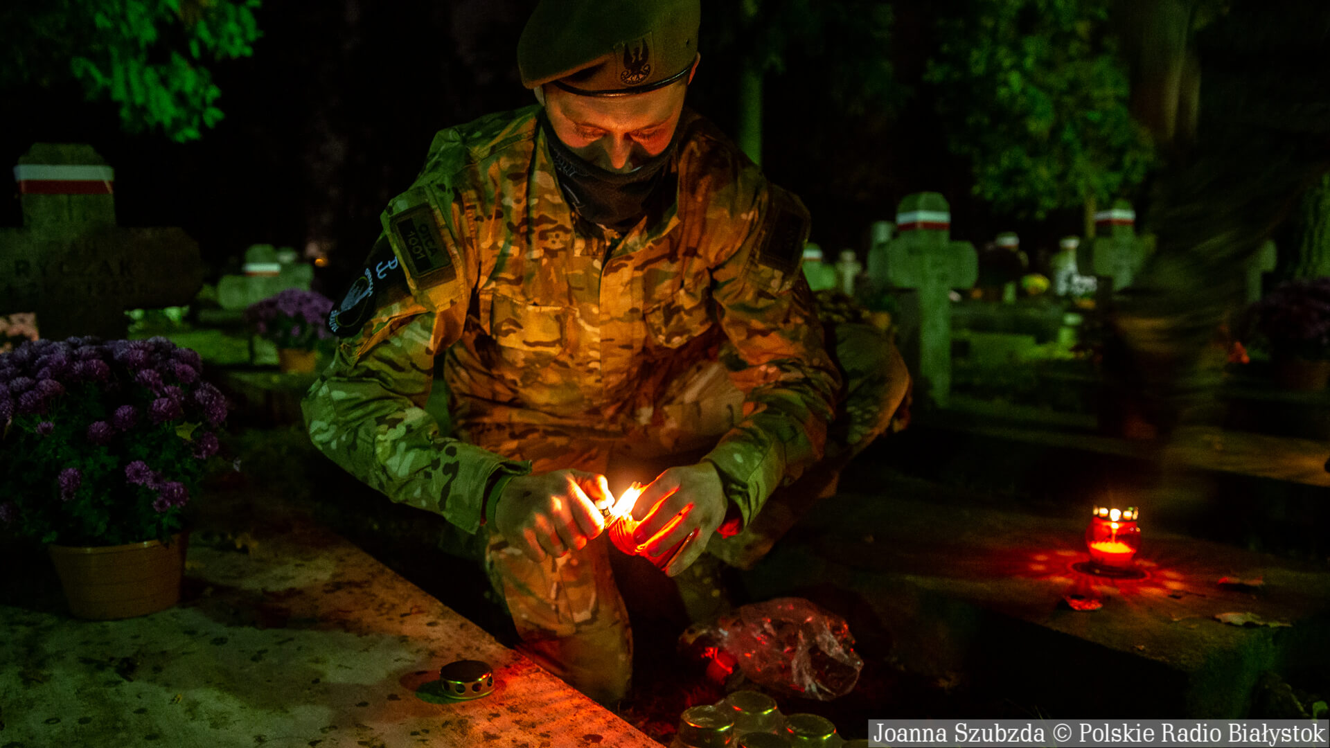 "Światło Pamięci Niezwyciężonym" - setki zniczy na Cmentarzu Wojskowym w Białymstoku [zdjęcia]