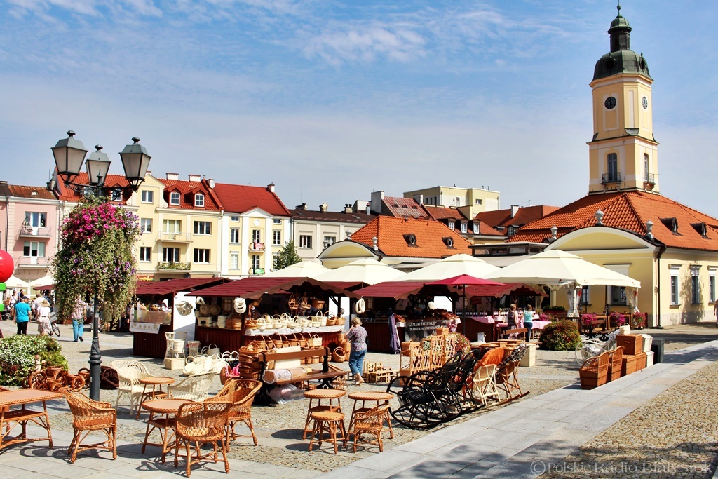 Od wyrobów z wikliny po miody i sery - jarmark przed białostockim ratuszem