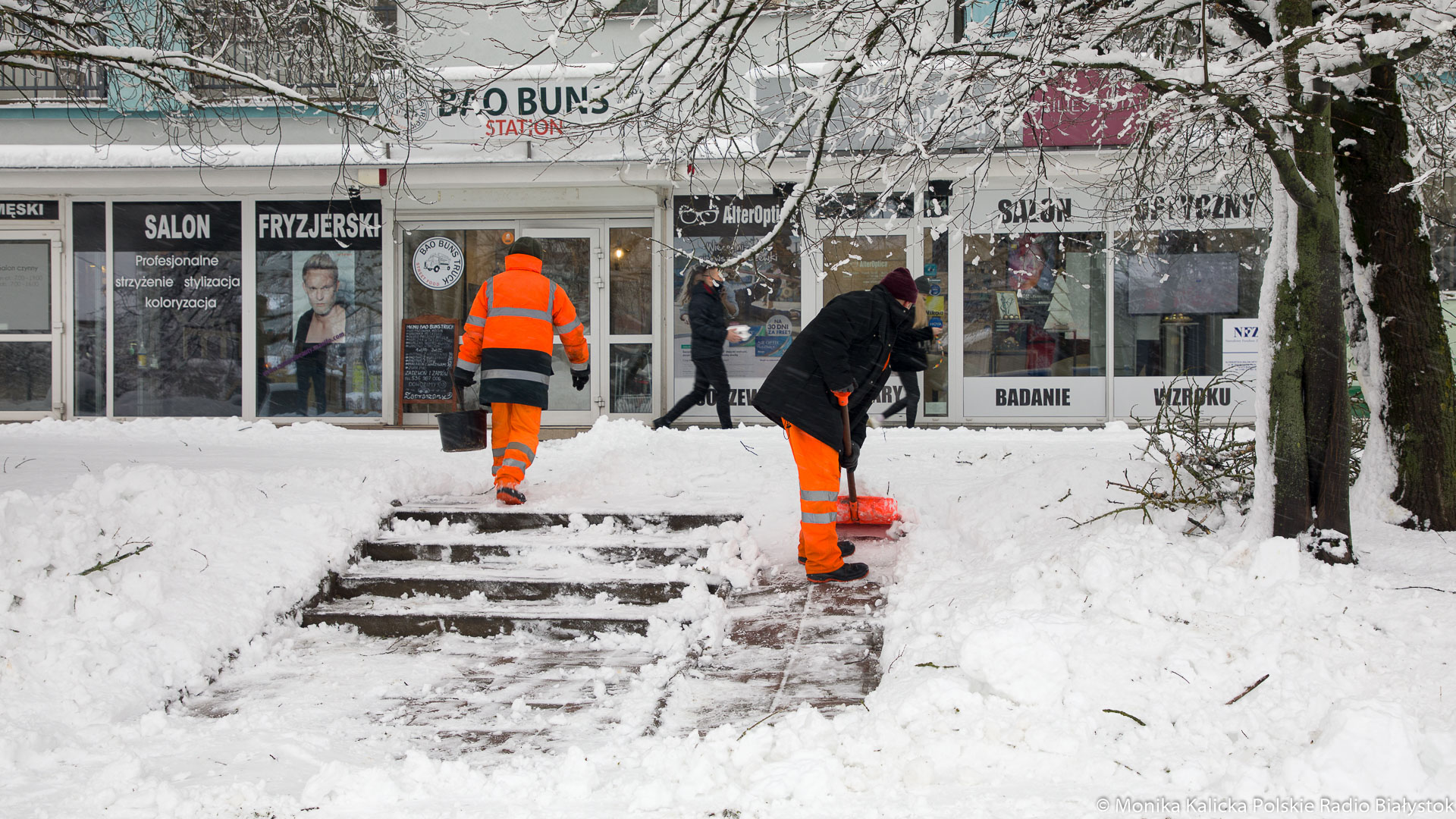 Uwaga na śnieg na dachach i drzewach [zdjęcia]