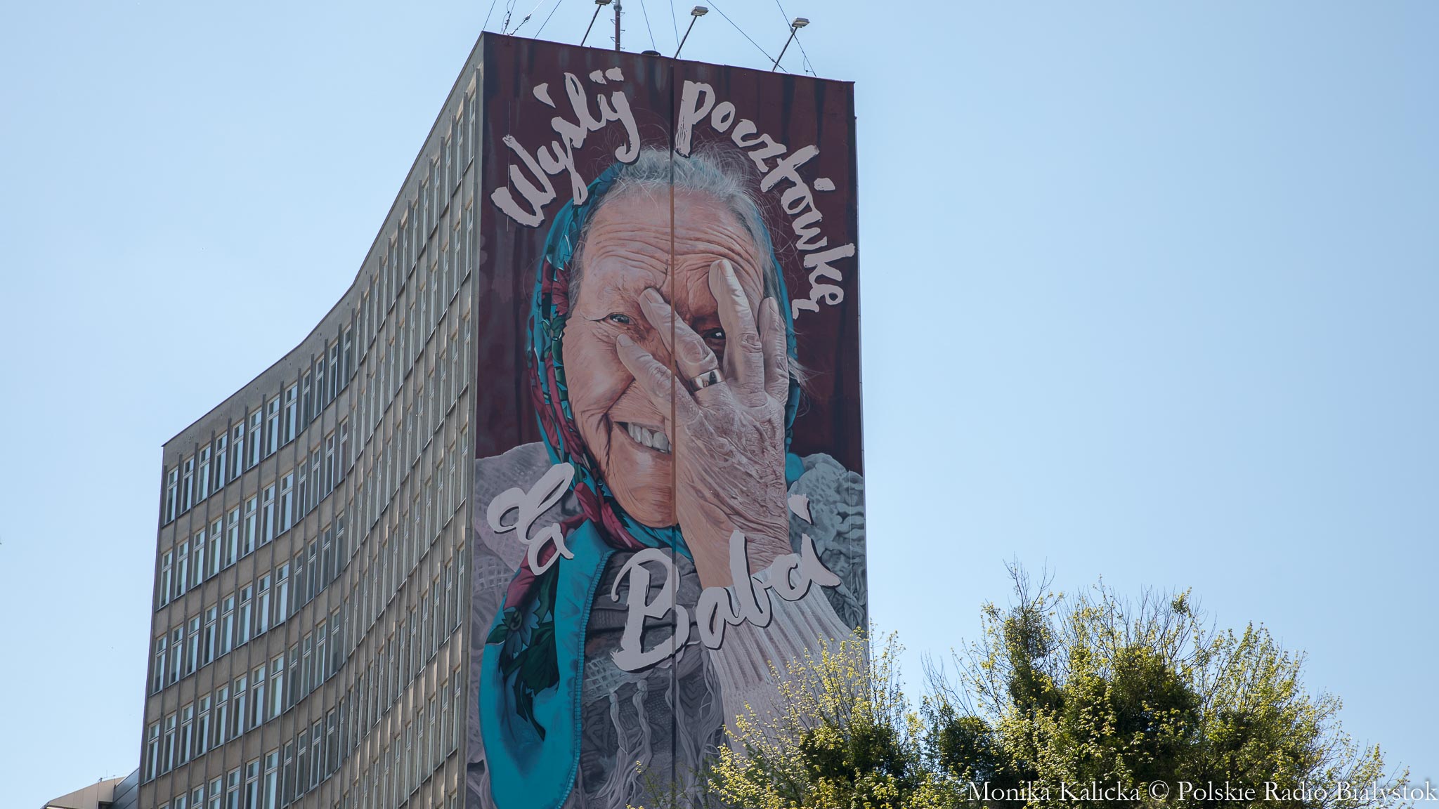Z powodu remontu budynku mural "Wyślij pocztówkę do babci" zniknie na dwa lata