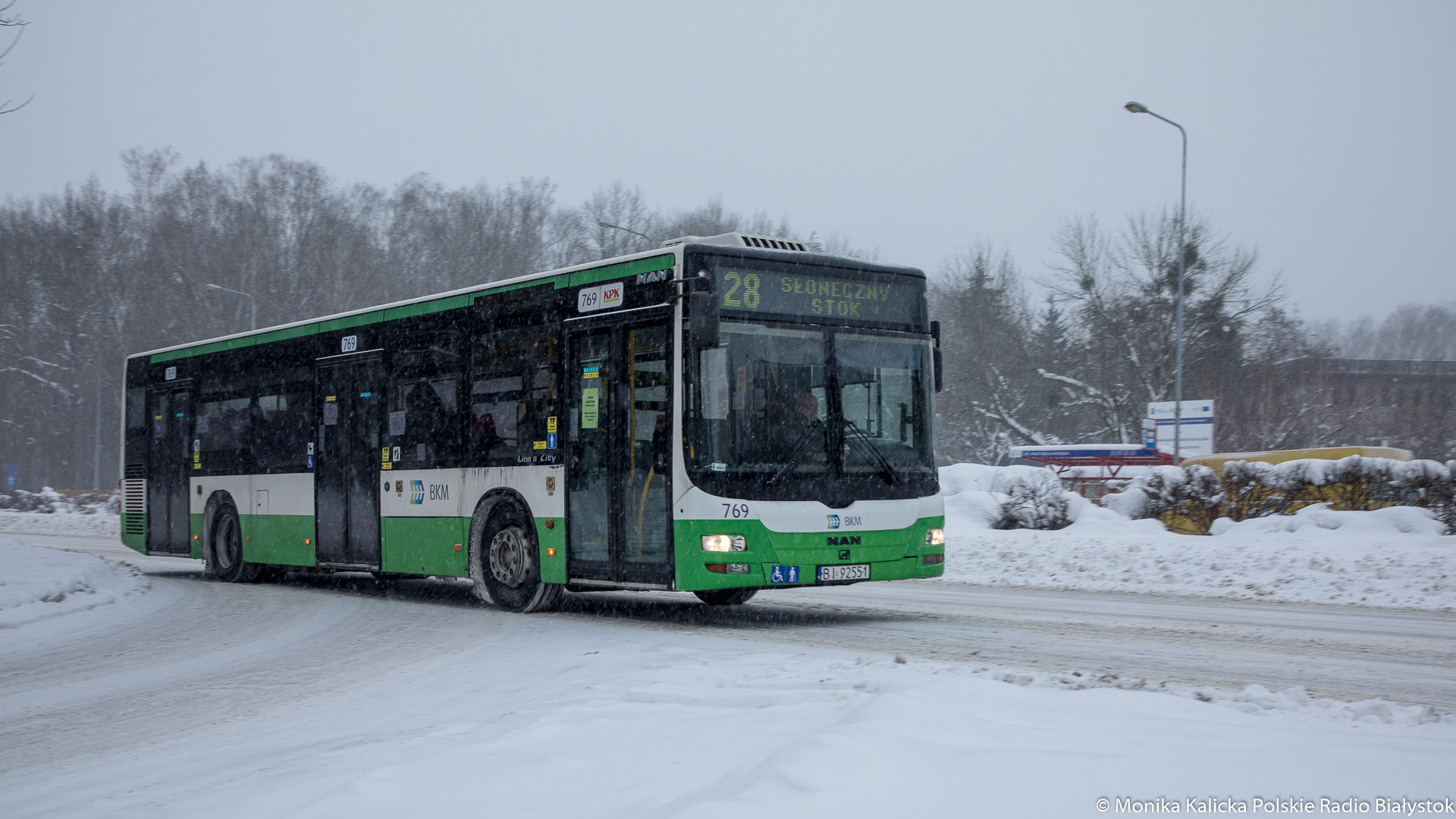 Znów pada śnieg - kolejny trudny dzień dla kierowców i pieszych w Białymstoku