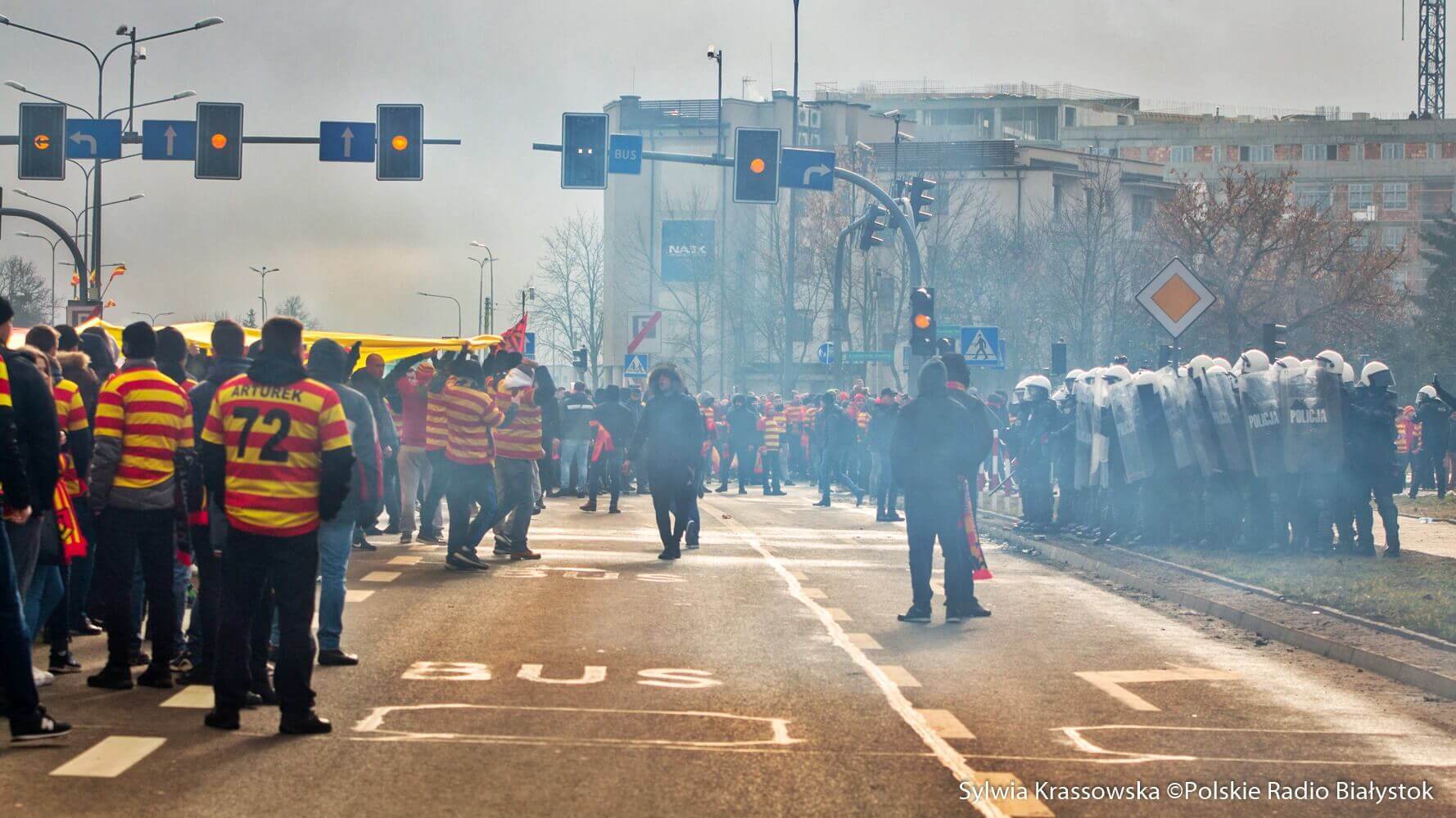 Sąd umorzył postępowanie wobec mężczyzny, który kopnął petardę w kierunku policjantów