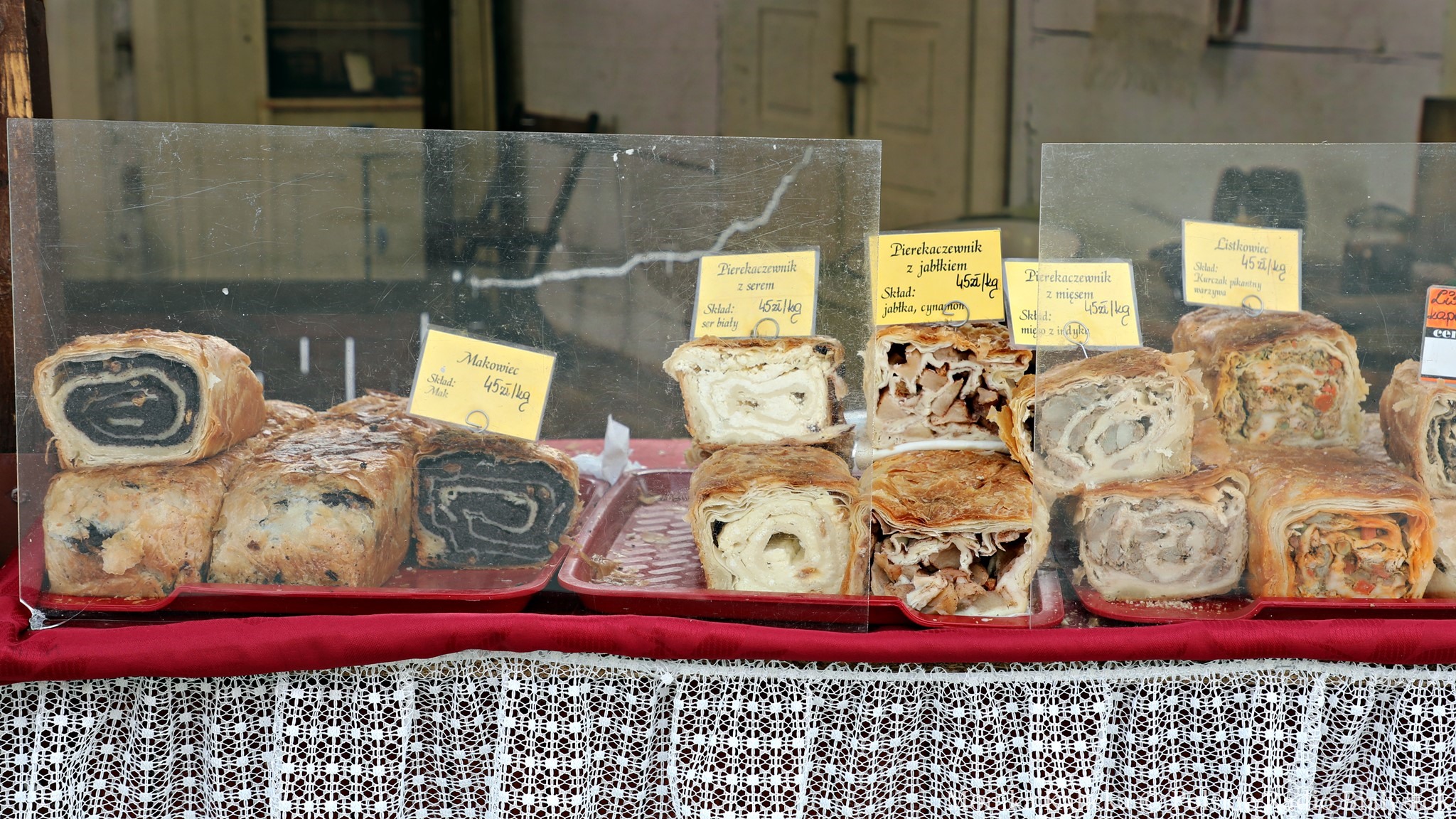 Można kupić swojskie jedzenie, rękodzieła czy choinki - Jarmark Bożonarodzeniowy w Supraślu