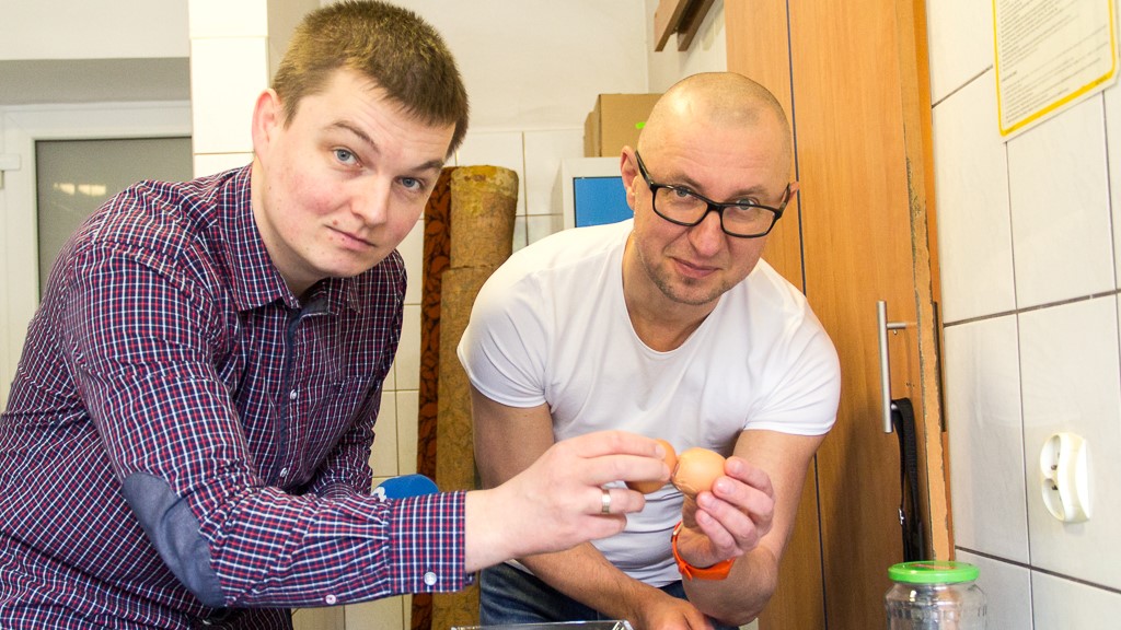 Jak najłatwiej obrać jajka - eggs-peryment dziennikarzy Radia Białystok