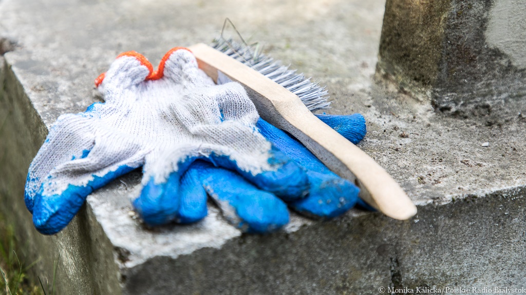 Białostocka młodzież porządkuje groby żołnierzy na cmentarzu wojskowym