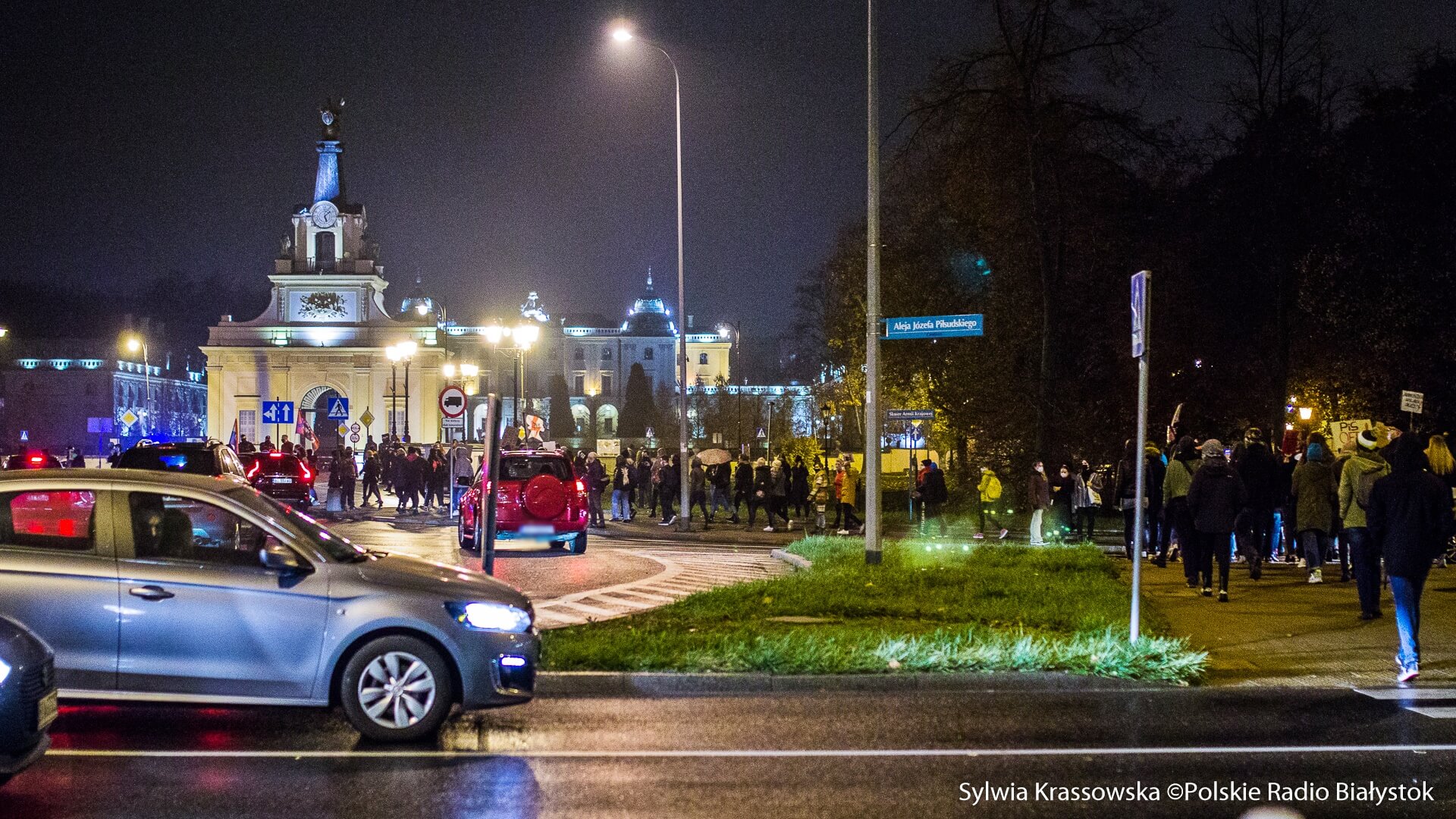 Kolejny dzień "czarnego protestu" - blokada ronda Lussy w Białymstoku [zdjęcia]