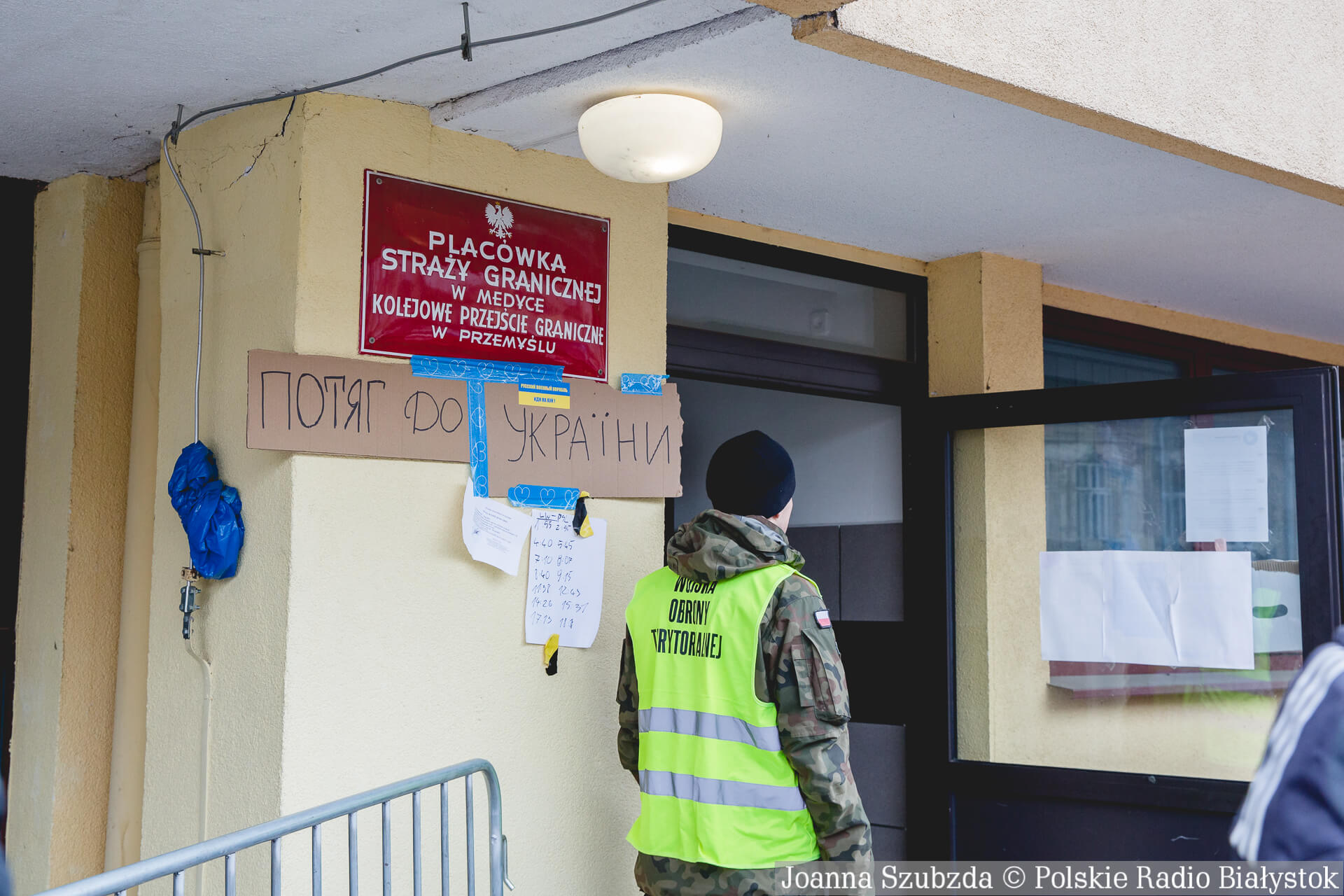 Żołnierze Wojsk Obrony Terytorialnej pomagają uchodźcom z Ukrainy