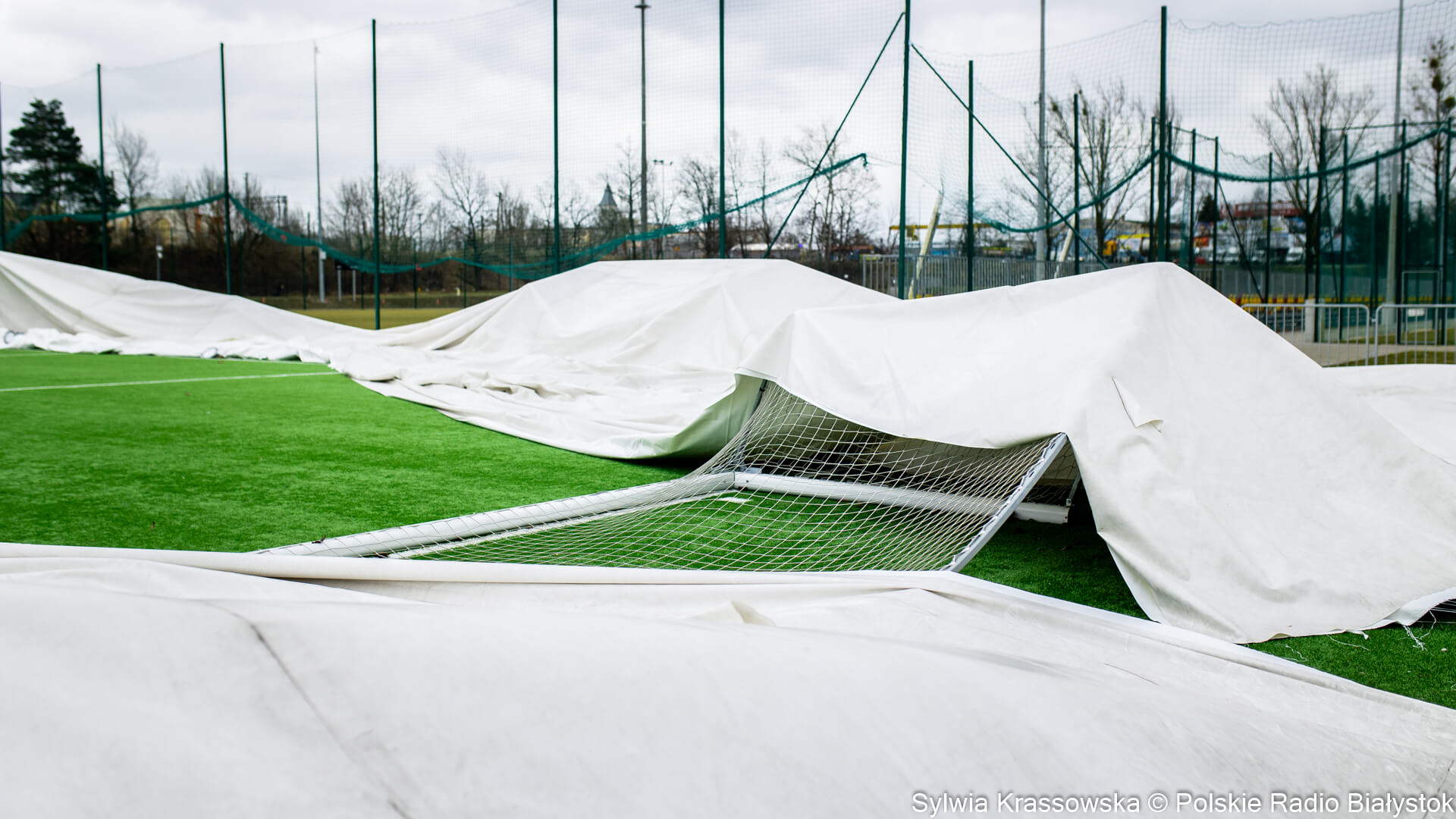 Młody piłkarz ranny po zawaleniu balonu nad boiskiem treningowym Jagiellonii [zdjęcia, wideo]