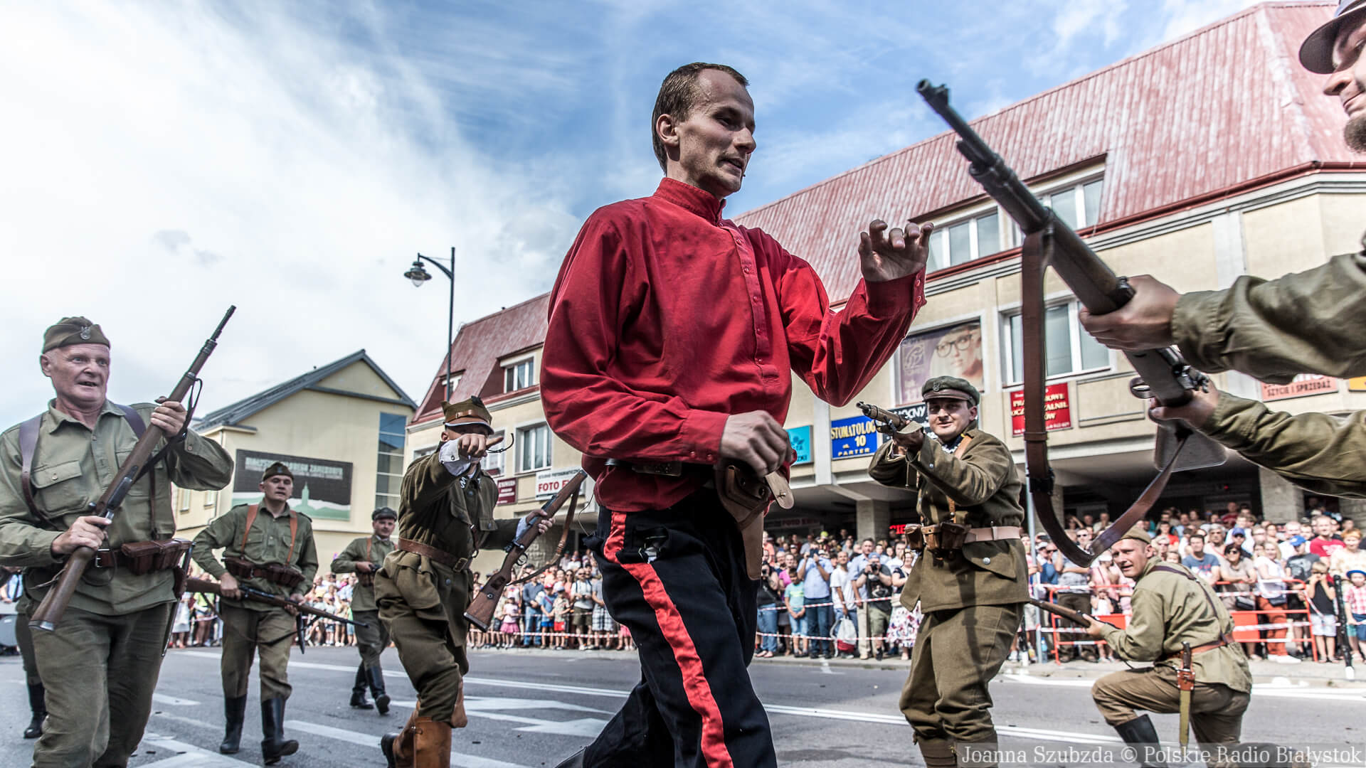 Armaty i pojazdy militarne w centrum miasta – rekonstrukcja największej bitwy w dziejach Białegostoku [zdjęcia, wideo]