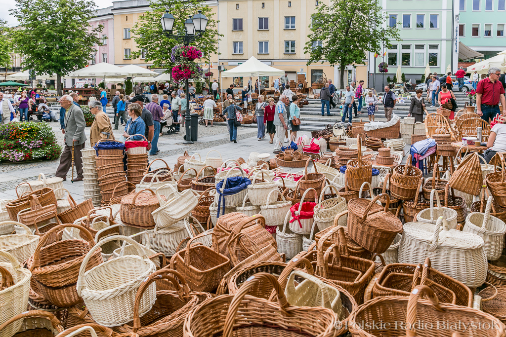 Od wyrobów z drewna po jedzenie regionalne - Jarmark Świętojański przy białostockim ratuszu [zdjęcia]