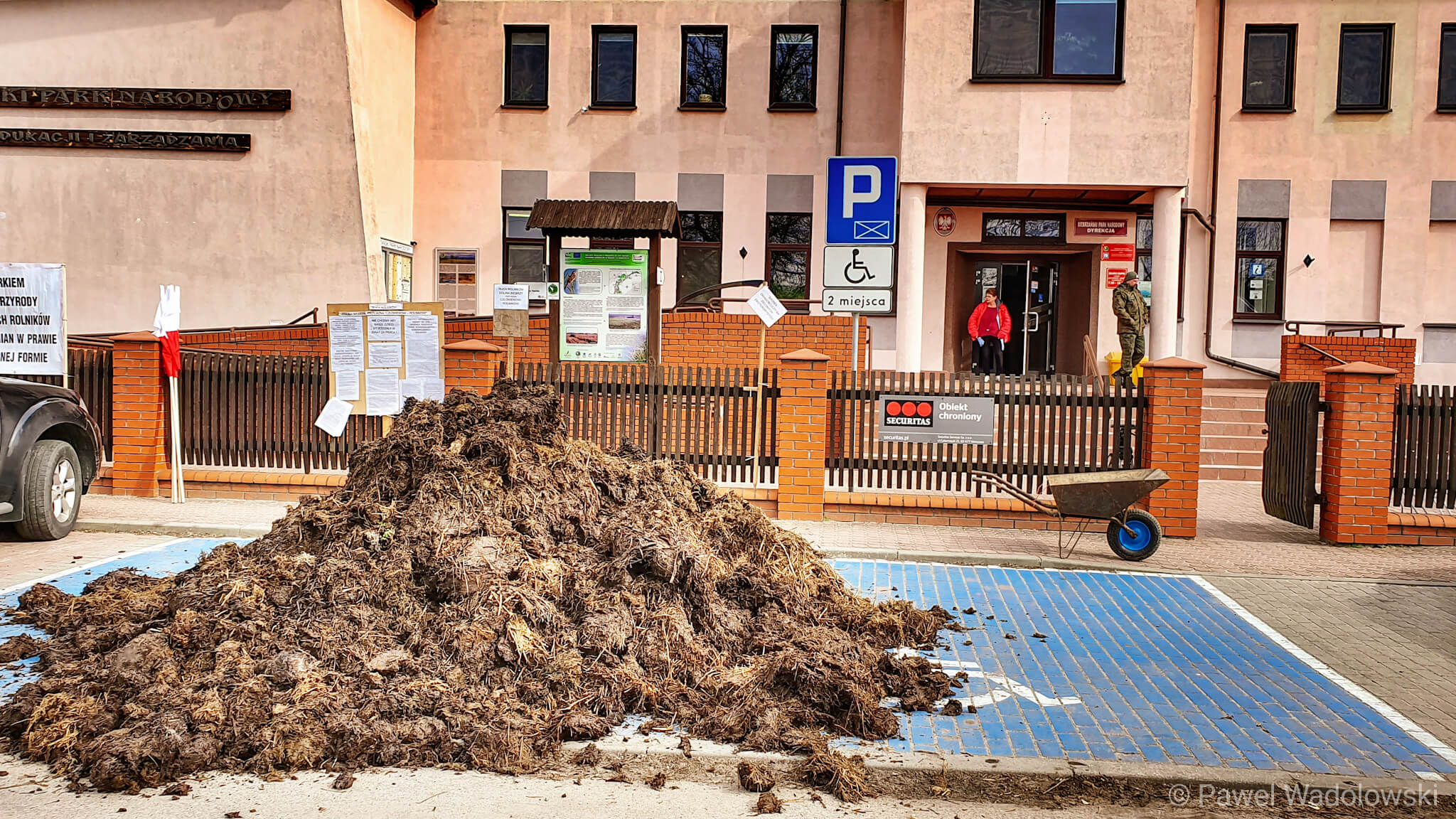 Protest rolników przed siedzibą Biebrzańskiego Parku Narodowego - żądają dymisji dyrektora