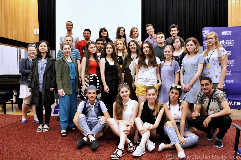Studenci uczestniczący w Letniej Szkole Języka "Pollando" odwiedzili siedzibę Radia Białystok [zdjęcia]