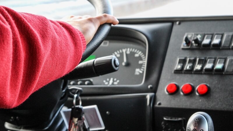 Kierowcy często korzystają z telefonu podczas jazdy - ryzyko wypadku jest duże