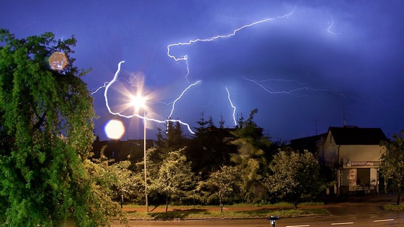 Synoptycy ostrzegają przed burzami z gradem i silnym wiatrem w całym regionie