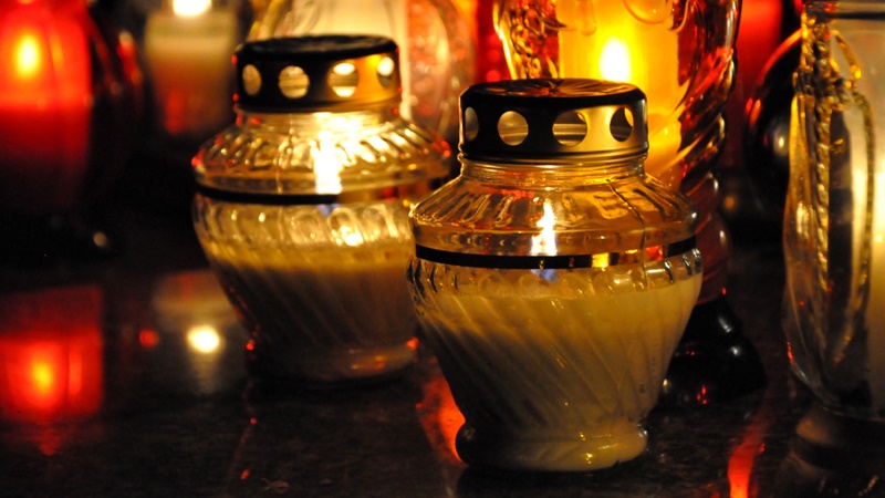 Prawosławni modlą się za zmarłych i święcą groby