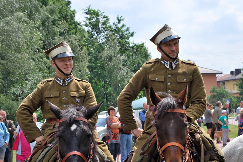 Musztra konna i inscenizacje historyczne - w Suwałkach Piknik Kawaleryjski