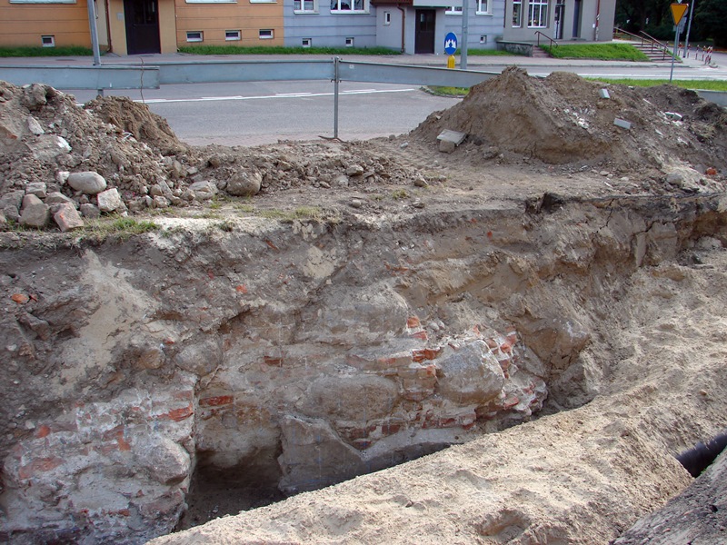 Łomża:  Podczas wymiany rur natrafiono na zabytkowe ruiny