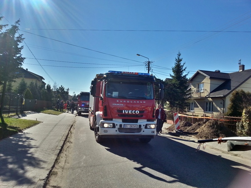 Piątnica:  Koparka uszkodziła rury z gazem - konieczna była ewakuacja mieszkańców