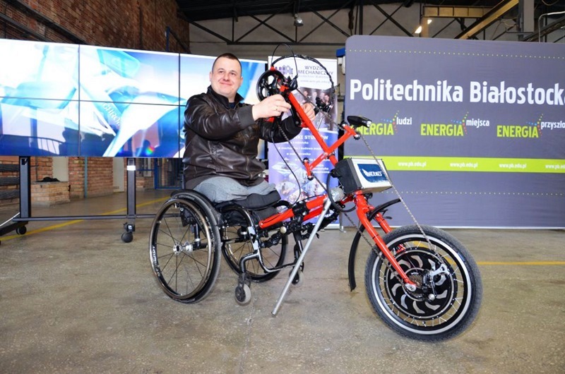 Hybrydowa przystawka do wózka inwalidzkiego i "sztuczne oko" studentów PB z nagrodami