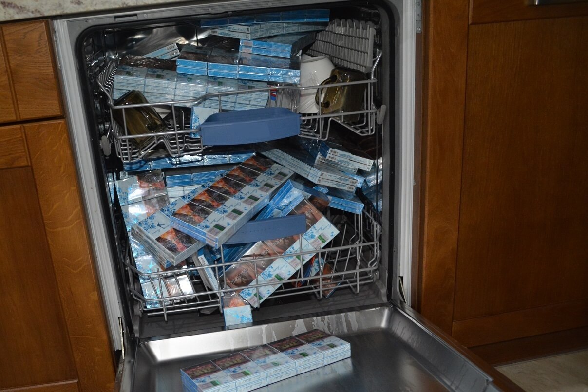 Papierosy w zmywarce i wersalce - kontrabandę wartą 800 tys. zł znaleziono w jednym z domów w Sejnach [zdjęcia, wideo]