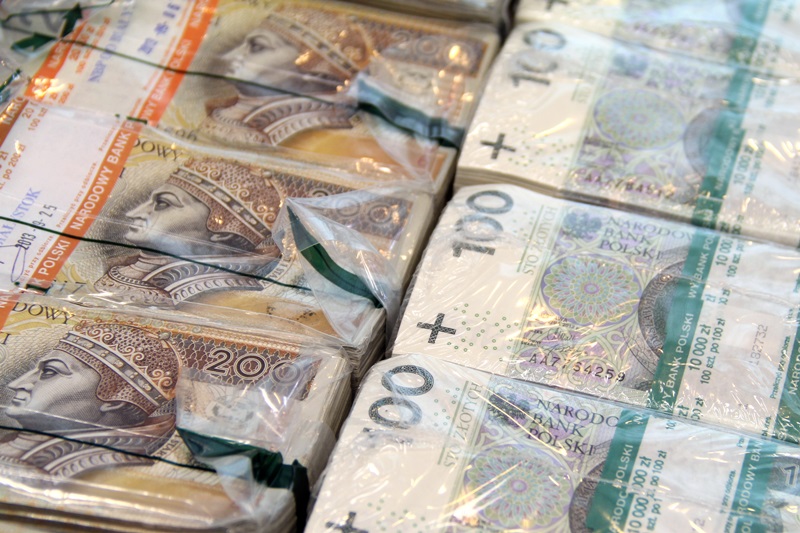 Rewitalizacja w Mońkach – mediateka w budynku starego kina i odnowiony amfiteatr