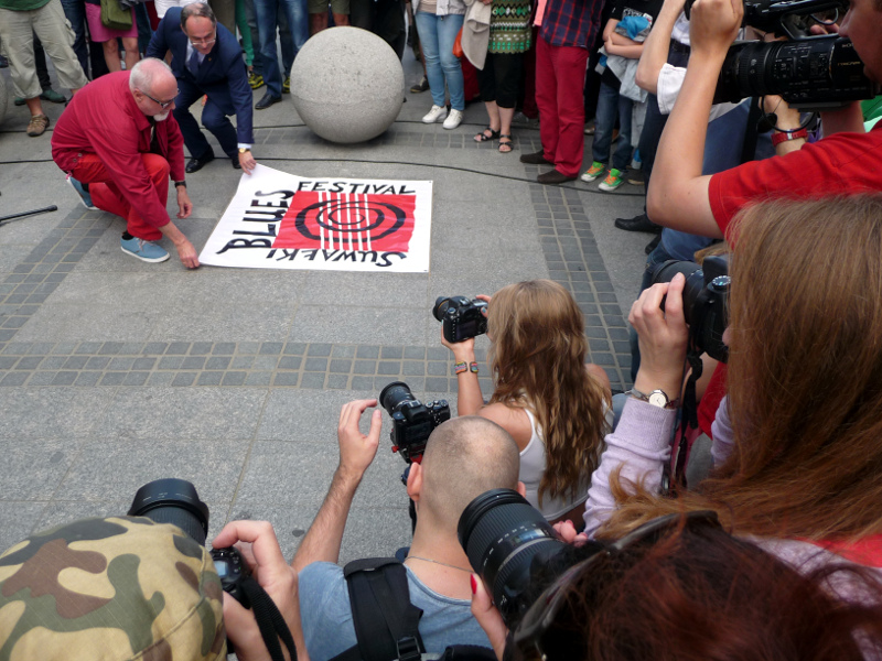 W centrum Suwałk stanie ławeczka bluesmana
