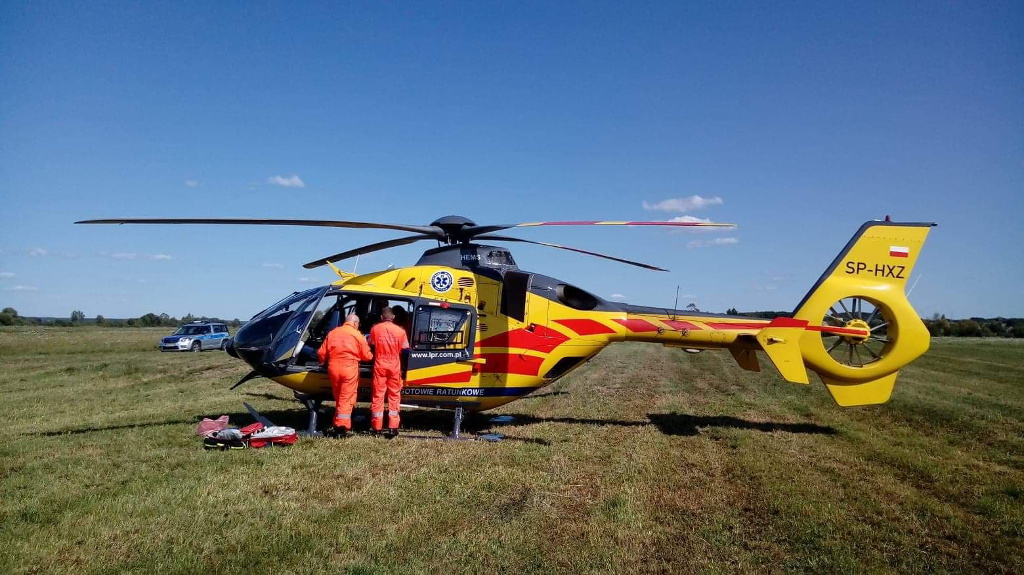 Paralotniarz awaryjnie lądował koło rzeki Narew - trafił do szpitala