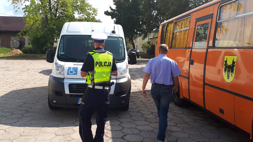 Suwalscy policjanci kontrolują gimbusy