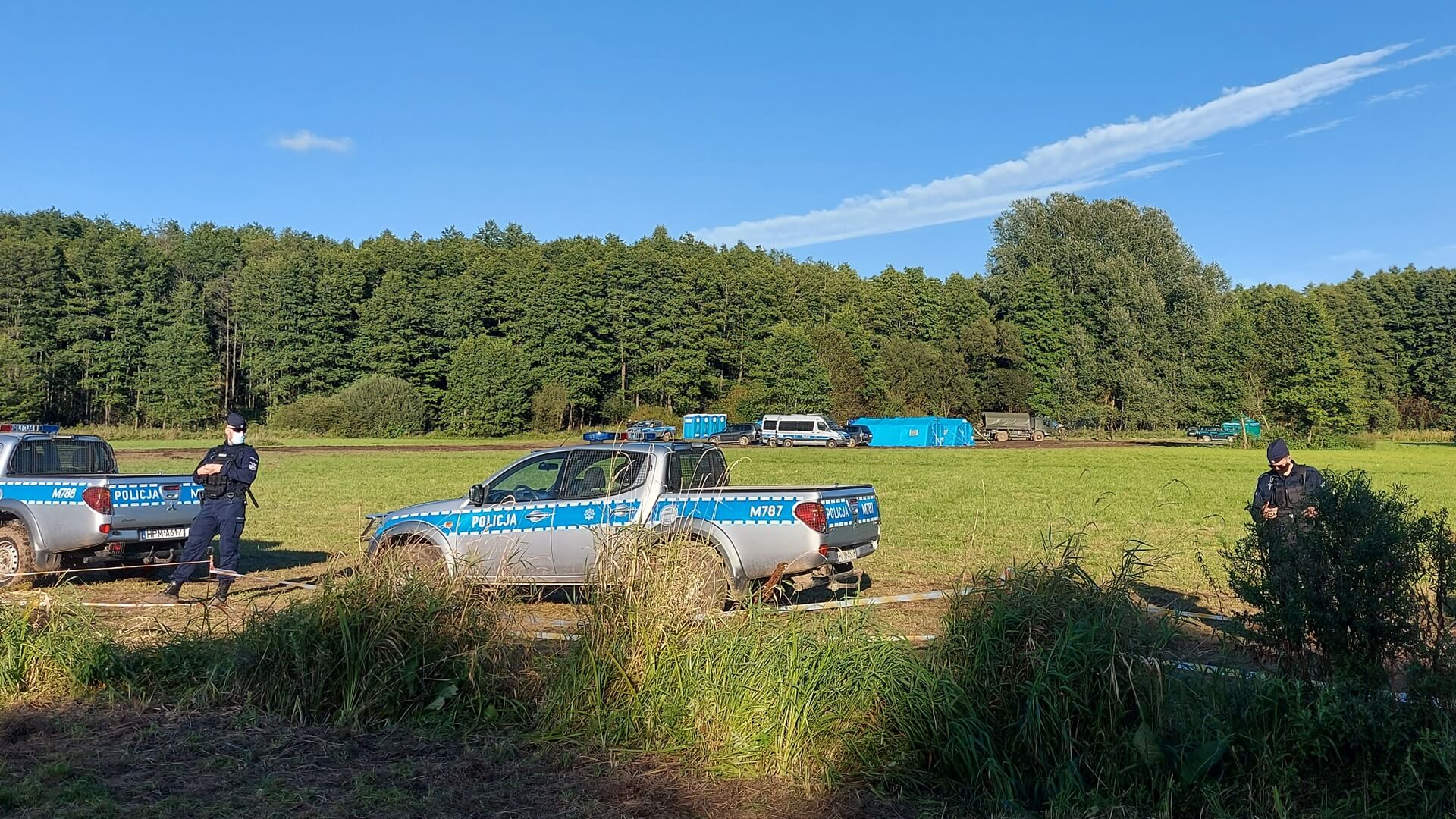 Cudzoziemcy na granicy dostają od białoruskich służb jedzenie, papierosy i opał