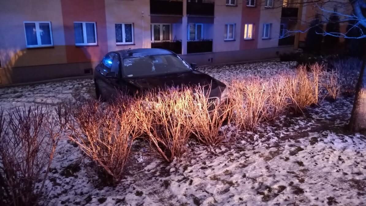 Nietrzeźwy 74-latek jeździł po trawniku i uderzył w blok [wideo]