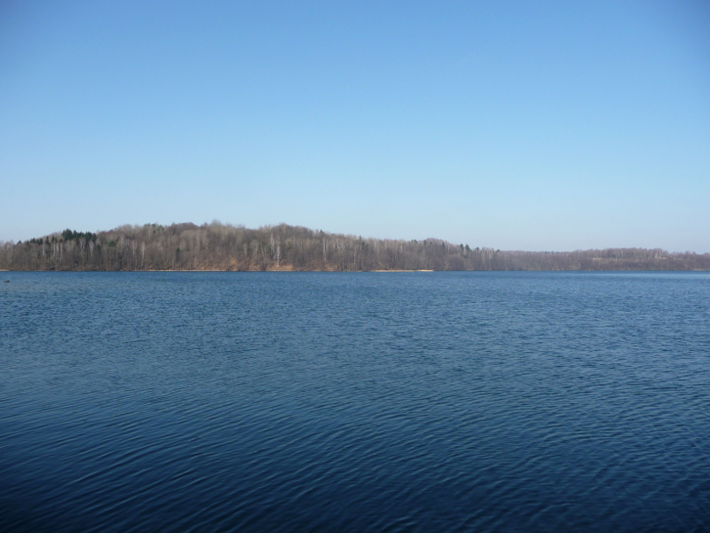 Po ostatnich upałach woda w jeziorach ma taką temperaturę jak latem