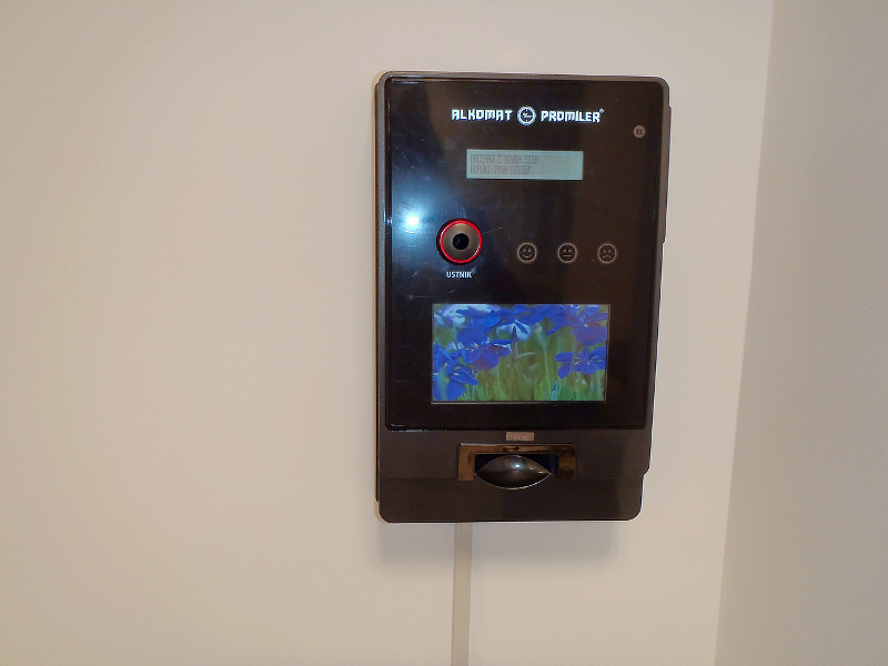 Augustów:  Nowy ogólnodostępny alkomat na komendzie miejskiej