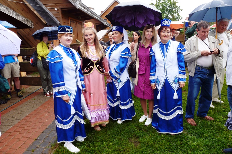 Rekonstrukcja bitwy pod Parkanami, zapasy tatarskie, pieczenie barana – wielkie tatarskie święto w Kruszynianach