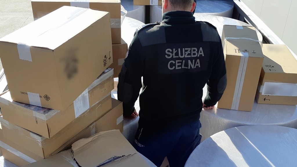 50 tys. paczek nielegalnych papierosów w papierze