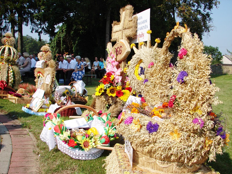 Nabożeństwa, wystawa plonów i występ zespołu "Haradnica" - Dożynki Białoruskie w Rybołach