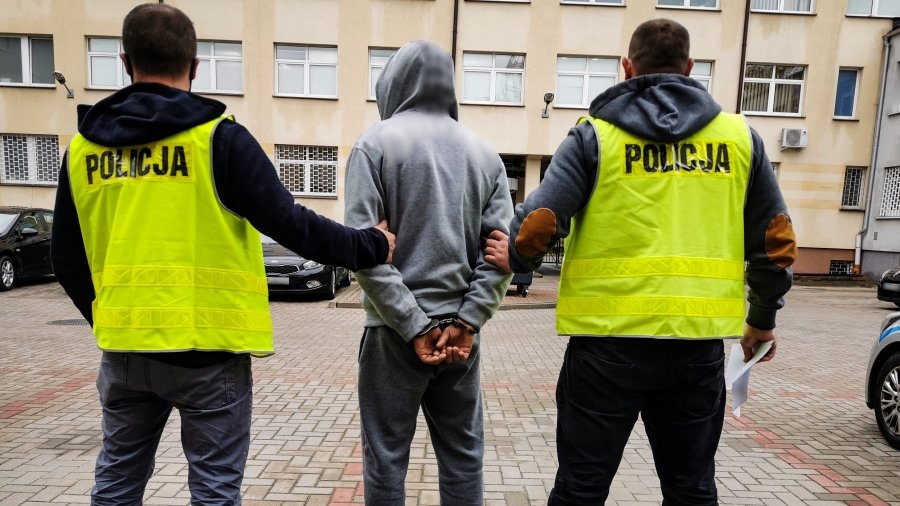 Napadli na policjanta - grozi im do 10 lat więzienia