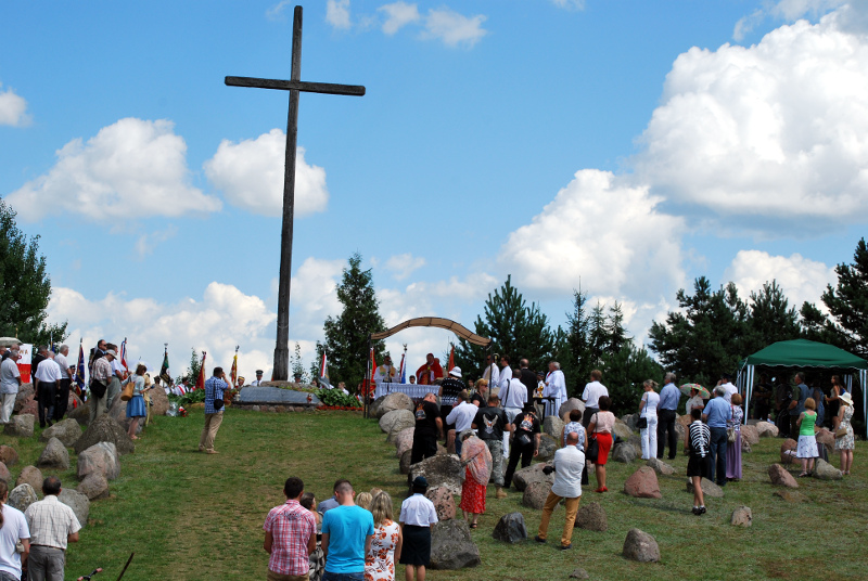 Na wzgórzu w Gibach stanęło 266 krzyży – symbol ofiar Obławy Augustowskiej