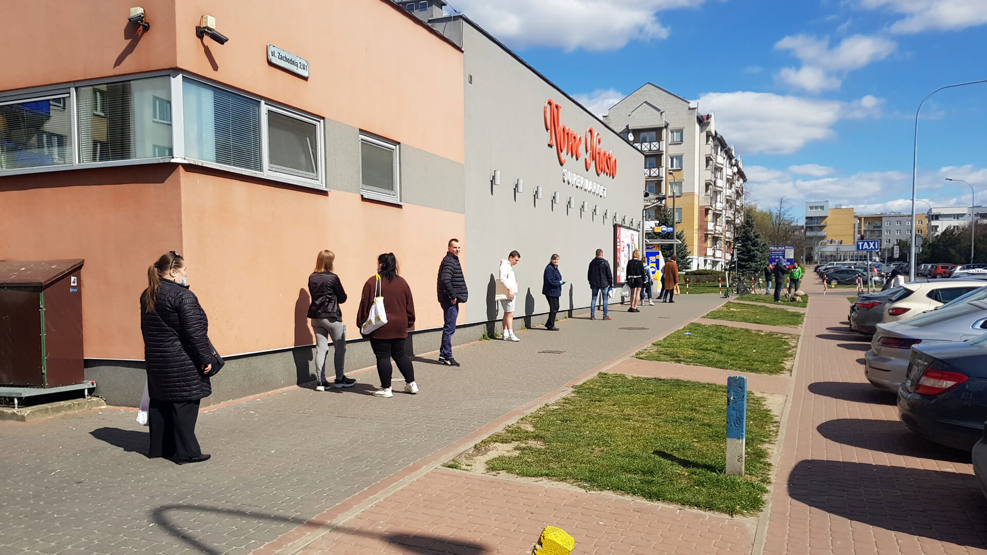 Rękawiczki, maseczki i długie kolejki - tak teraz wygląda wizyta w sklepie