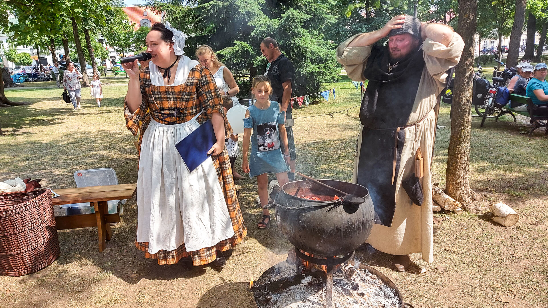 Tradycyjne stroje i tańce szkockie na jarmarku folkloru w Suwałkach