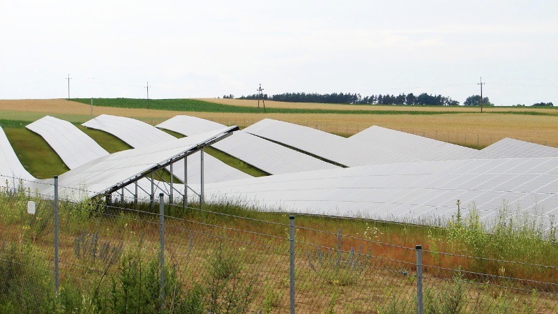 Instalacja fotowoltaiczna w suwalskim PWiK ograniczy zużycie energii i tym samym podwyżki cen dla mieszkańców miasta