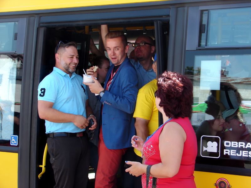 Ile osób zmieści się do miejskiego autobusu? Sprawdzali to mieszkańcy Łomży [zdjęcia]