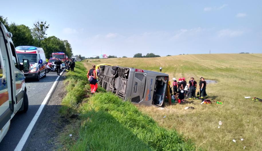 Wypadek autokaru z pielgrzymami z Białegostoku - blisko 30 osób trafiło do szpitala [zdjęcia, wideo]